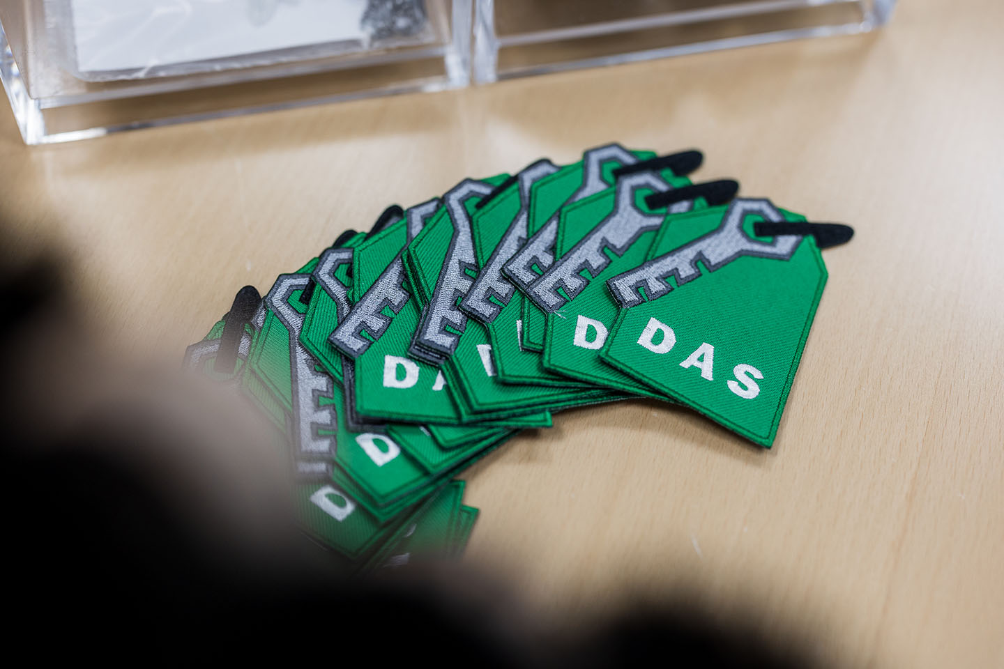 DAS-avaimenperät pöydällä